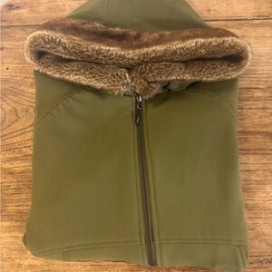 Stylish faux fur ski jacket by Marmot! 🎿⛷️